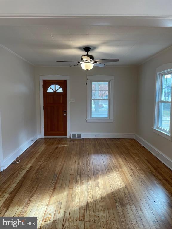 219 Lafayette Rd - Photo 3 of 18