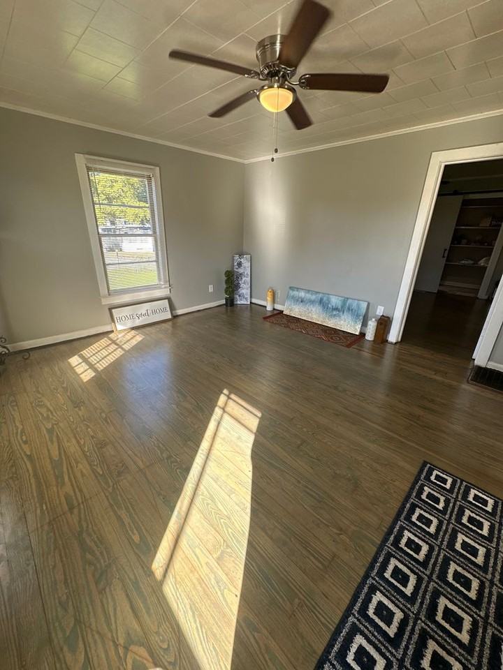 3102 S Railroad St - Photo 2 of 16