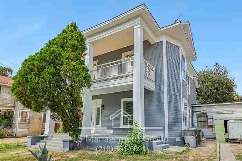 623 W Elmira St - Photo 3 of 46