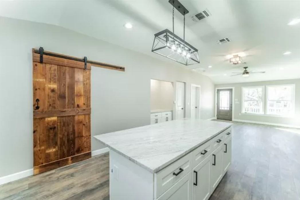 710 N Rusk St - Photo 2 of 7