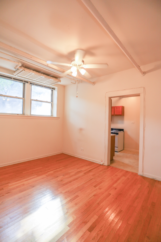 1200 W Waveland Ave #G - Photo 2 of 8