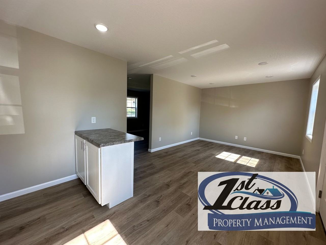 112 Evergreen Pl - Photo 3 of 6