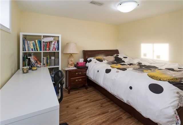 18 Weatherstone Crescent - Photo 3 of 8