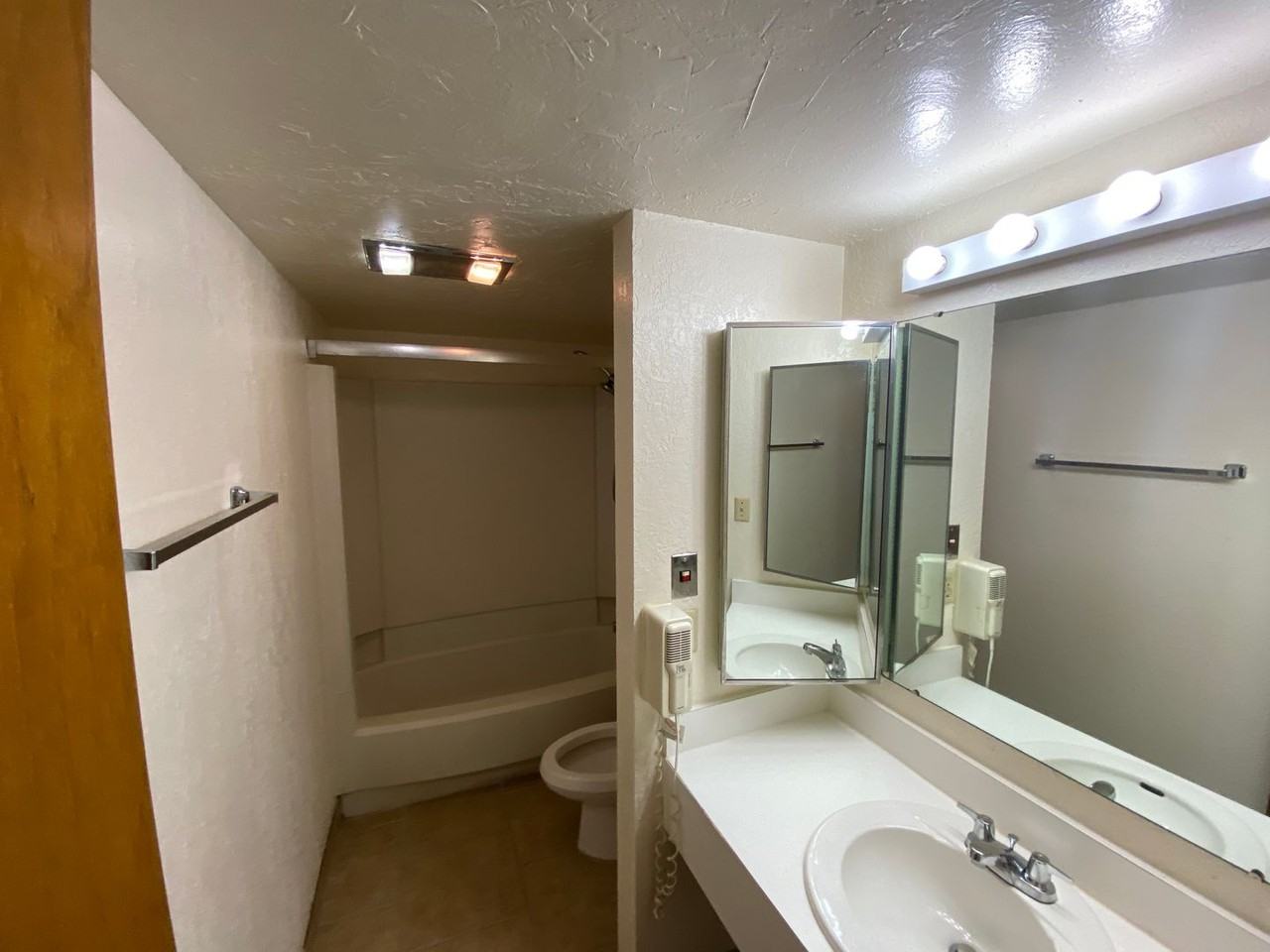 711 Olde Camelot Cir - Photo 2 of 18