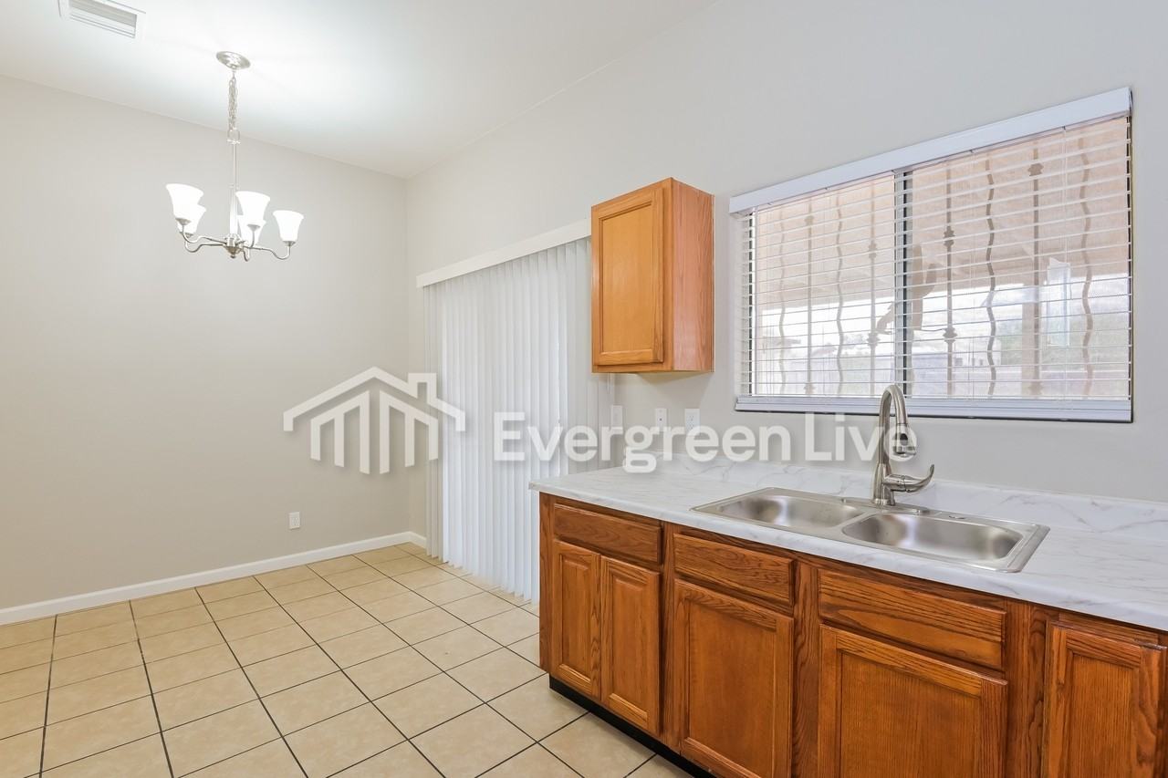 149 W Lee St - Photo 2 of 21