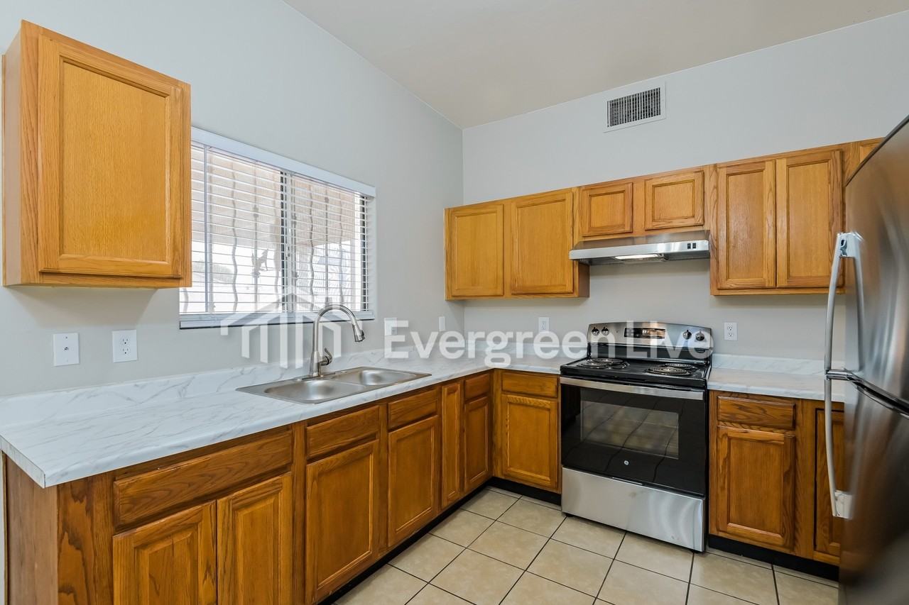 149 W Lee St - Photo 4 of 21