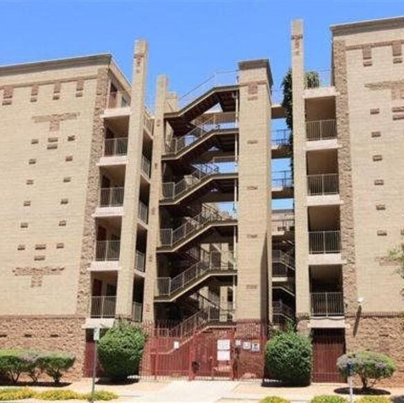 334 W Monroe St - Photo 3 of 10