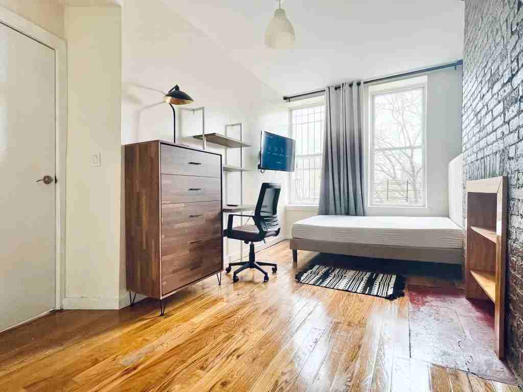 Bedford Ave & Lexington Ave #202 - Photo 2 of 7