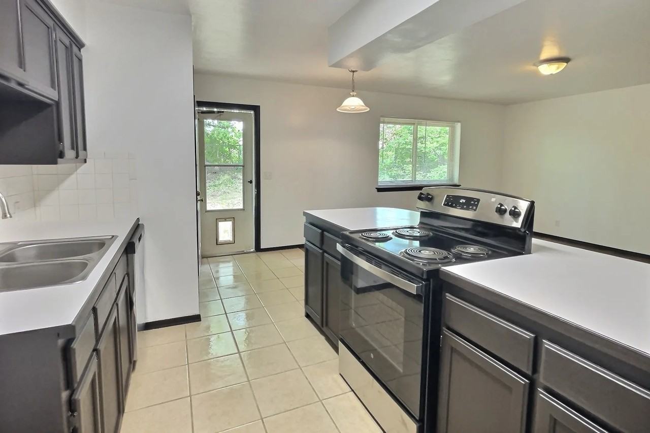 409 Stansbury St - Photo 2 of 8