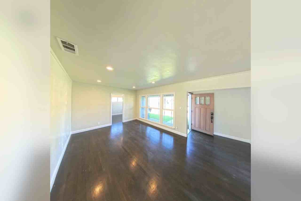 127 S Myrtlewood St - Photo 2 of 18