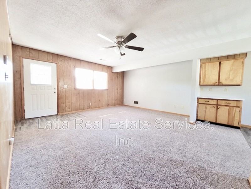 115 W Orchard St - Photo 2 of 8