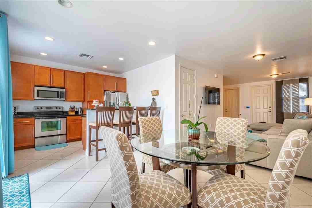 11477 Nw 39th Ct #SFRS - Photo 3 of 8