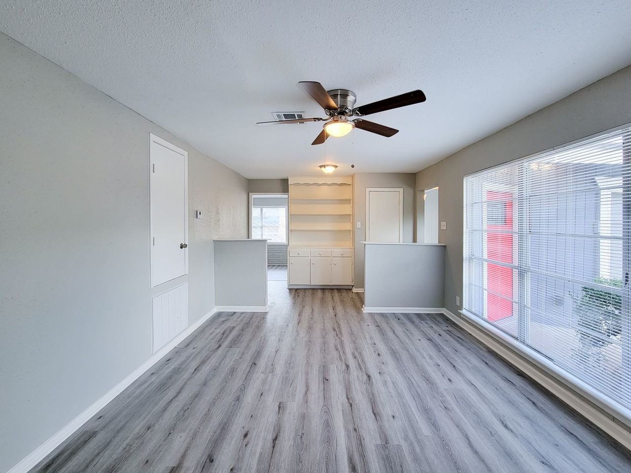7426 Bigwood St - Photo 4 of 33