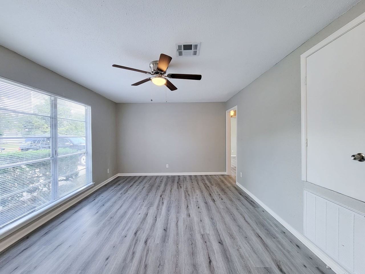 7426 Bigwood St - Photo 6 of 33