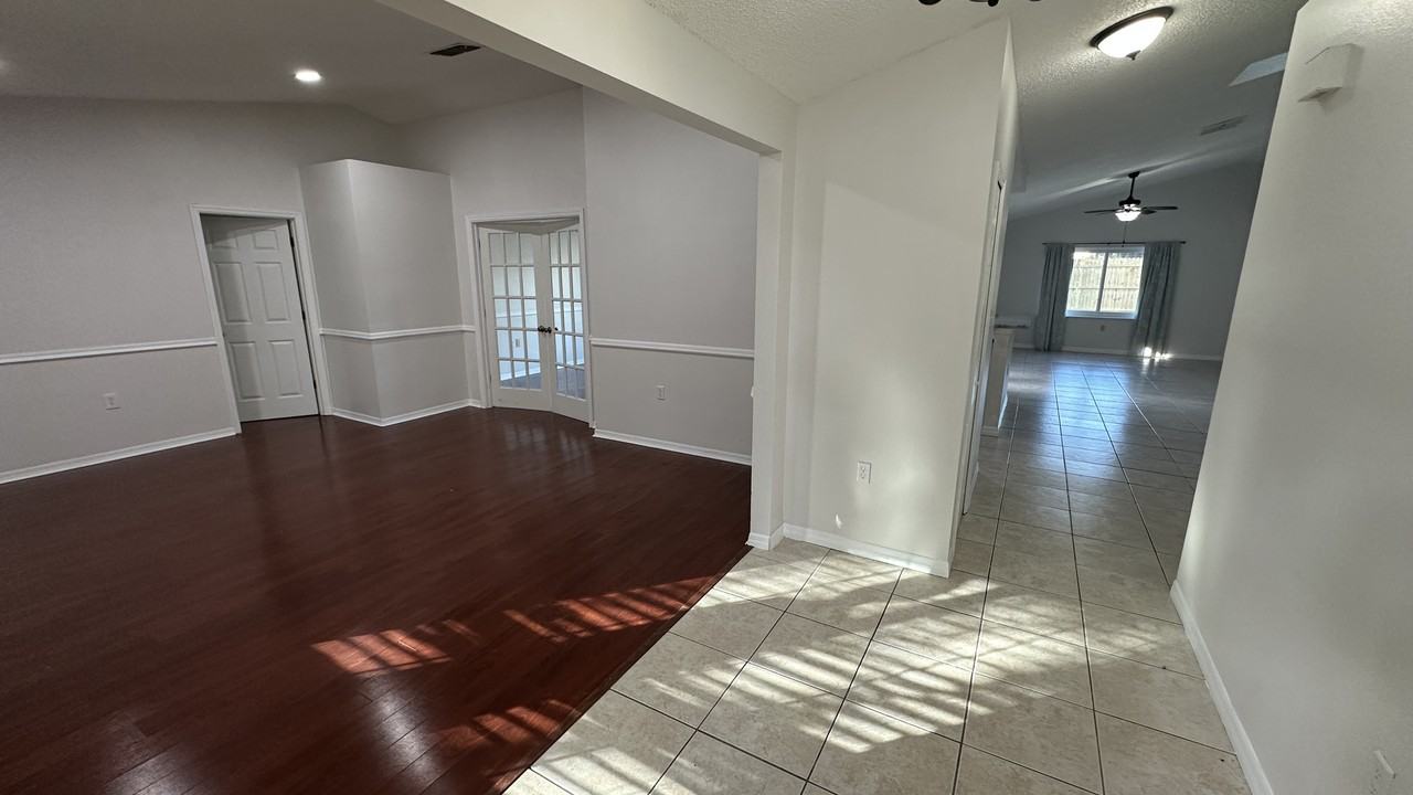 1105 West Riviera Boulevard - Photo 2 of 25