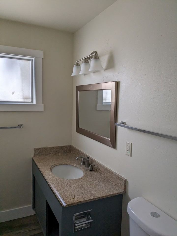 130 Ne 6th St - Photo 4 of 5