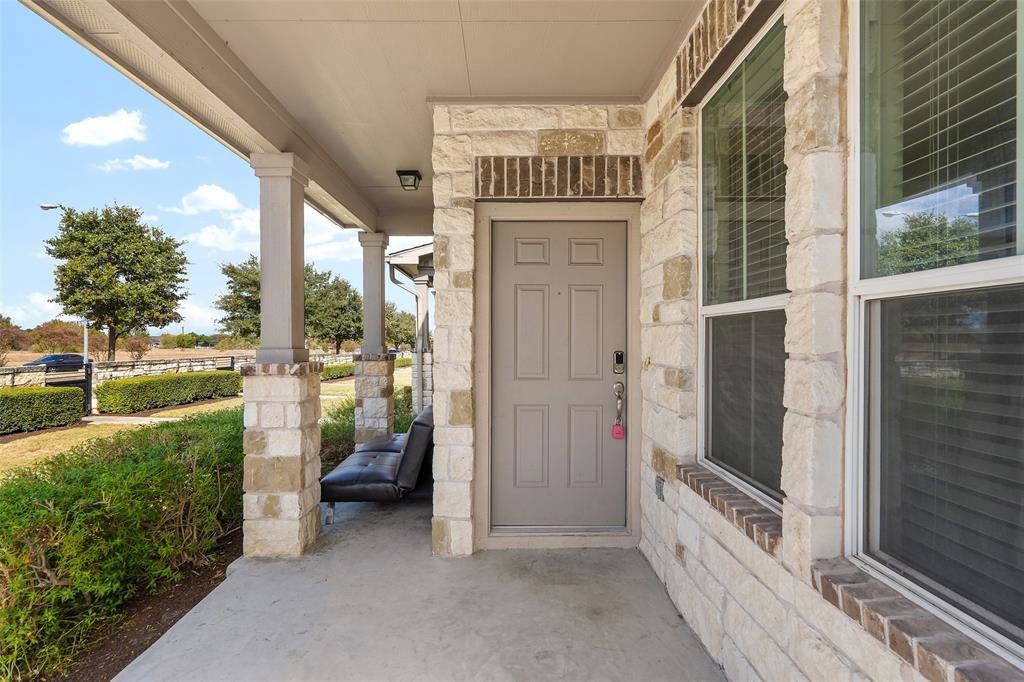 401 N Heatherwilde Blvd - Photo 2 of 8