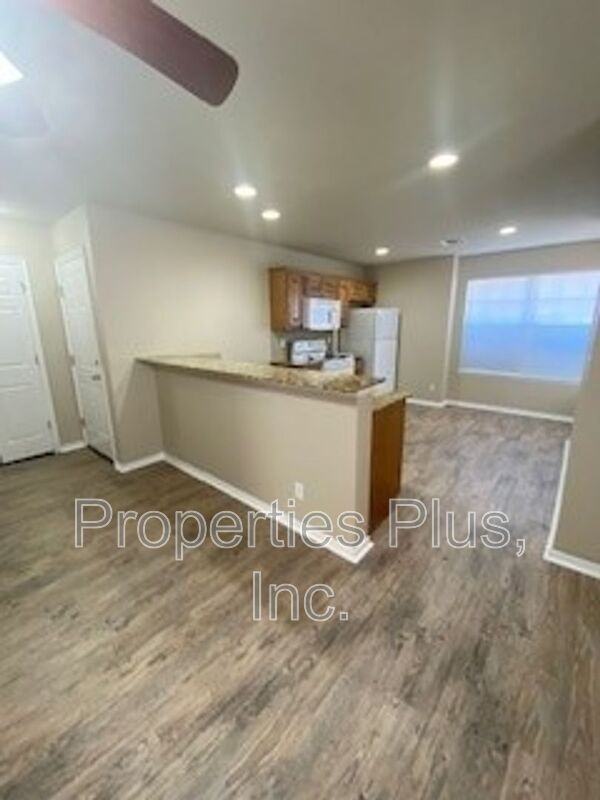 956 Hamilton Fls - Photo 2 of 11