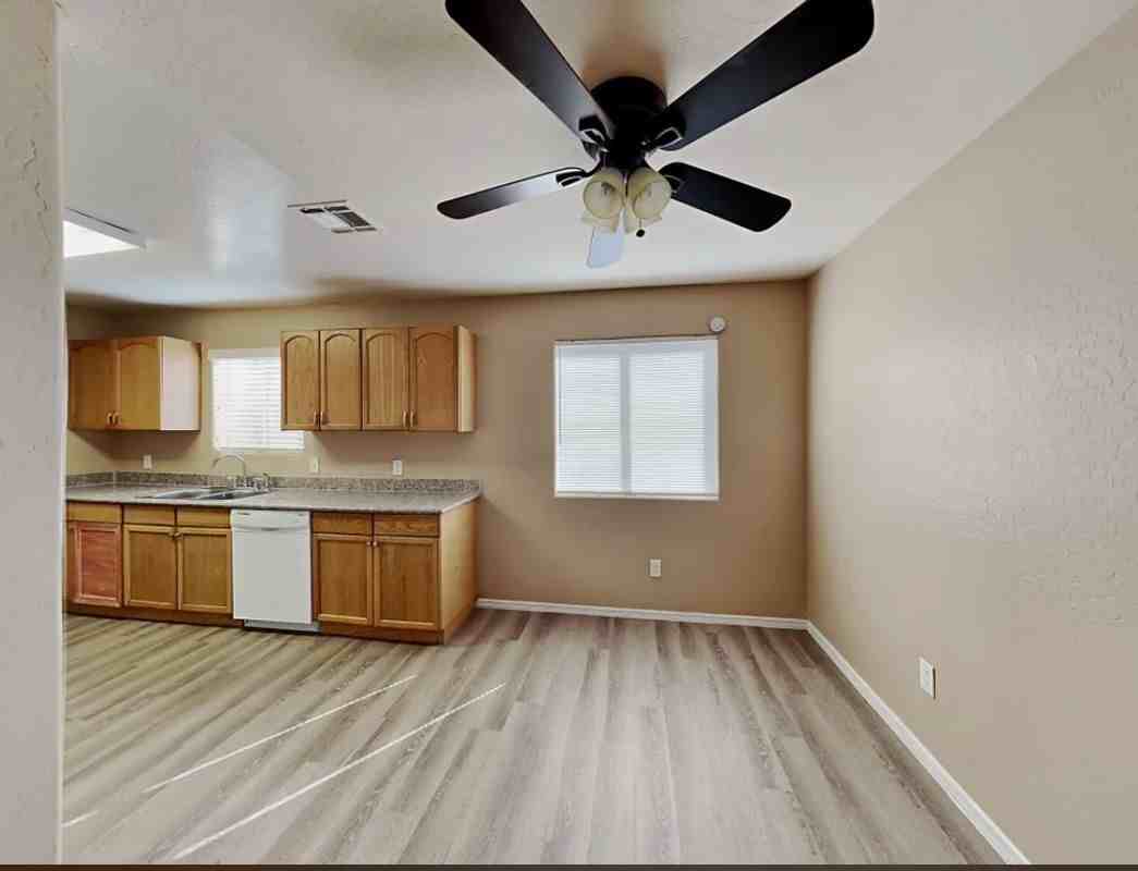 2145 W Bowker St - Photo 3 of 12