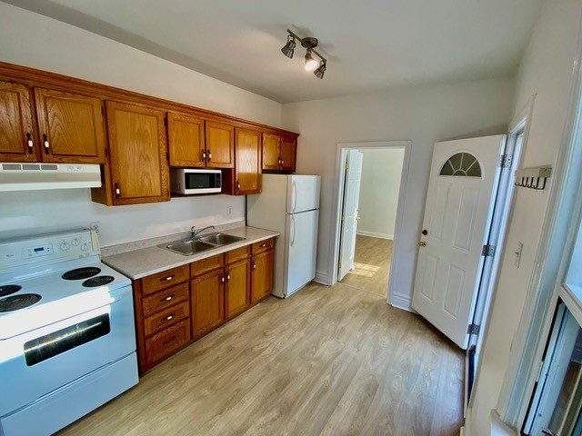 221 Munro Street - Photo 2 of 11