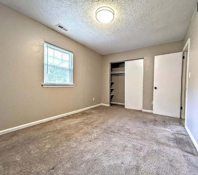 325 Kentucky Dr - Photo 3 of 4