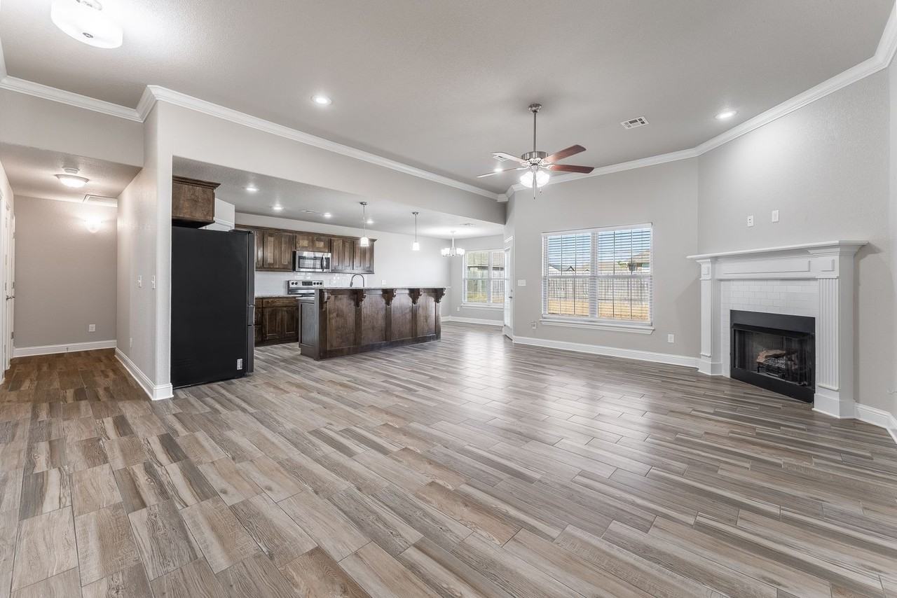 2220 Hunter Dr - Photo 2 of 15