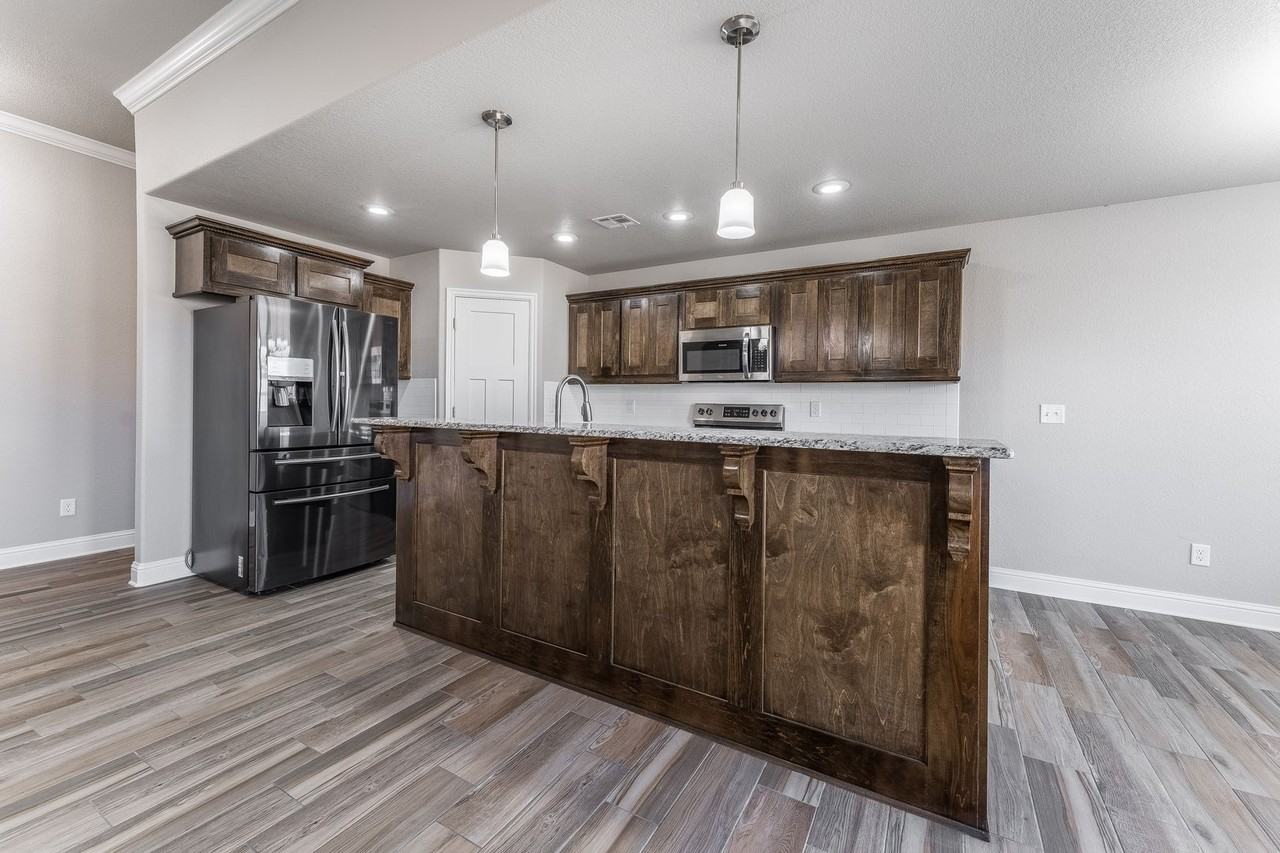 2220 Hunter Dr - Photo 4 of 15