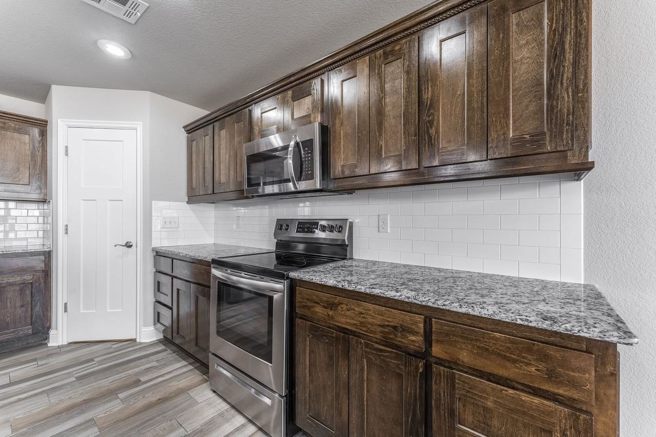 2220 Hunter Dr - Photo 5 of 15