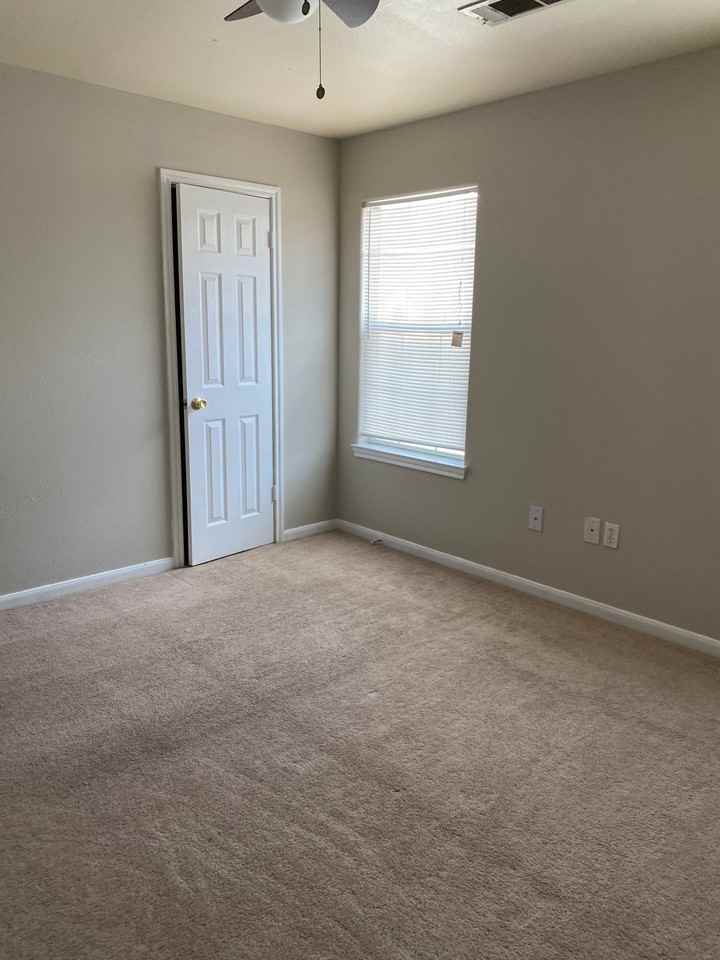 Duplex For Lease - Photo 5 of 47