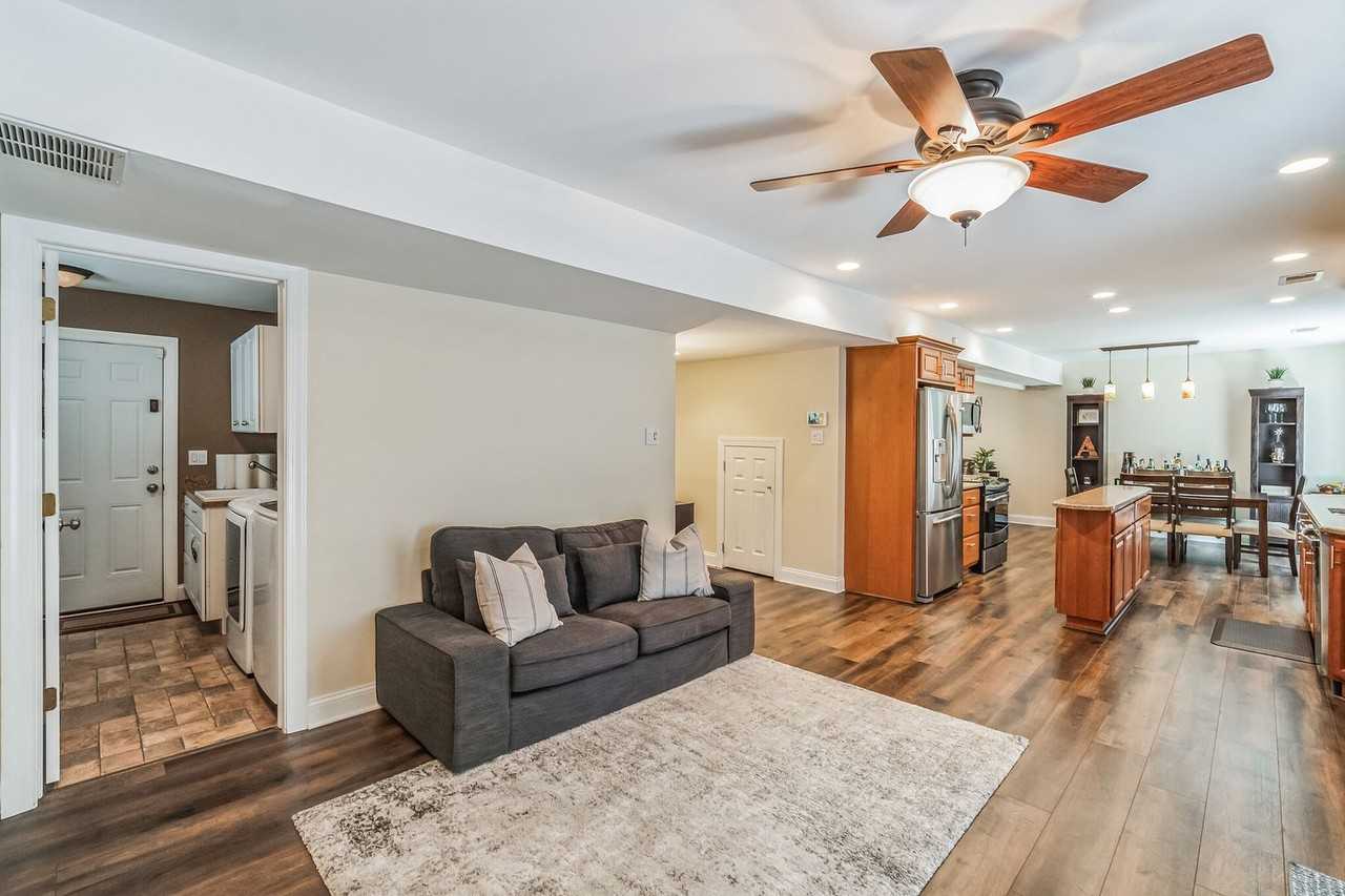 437 Holly Ln - Photo 5 of 20
