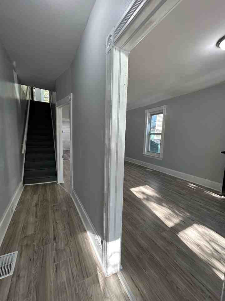 298 Rutherford Ave - Photo 3 of 34