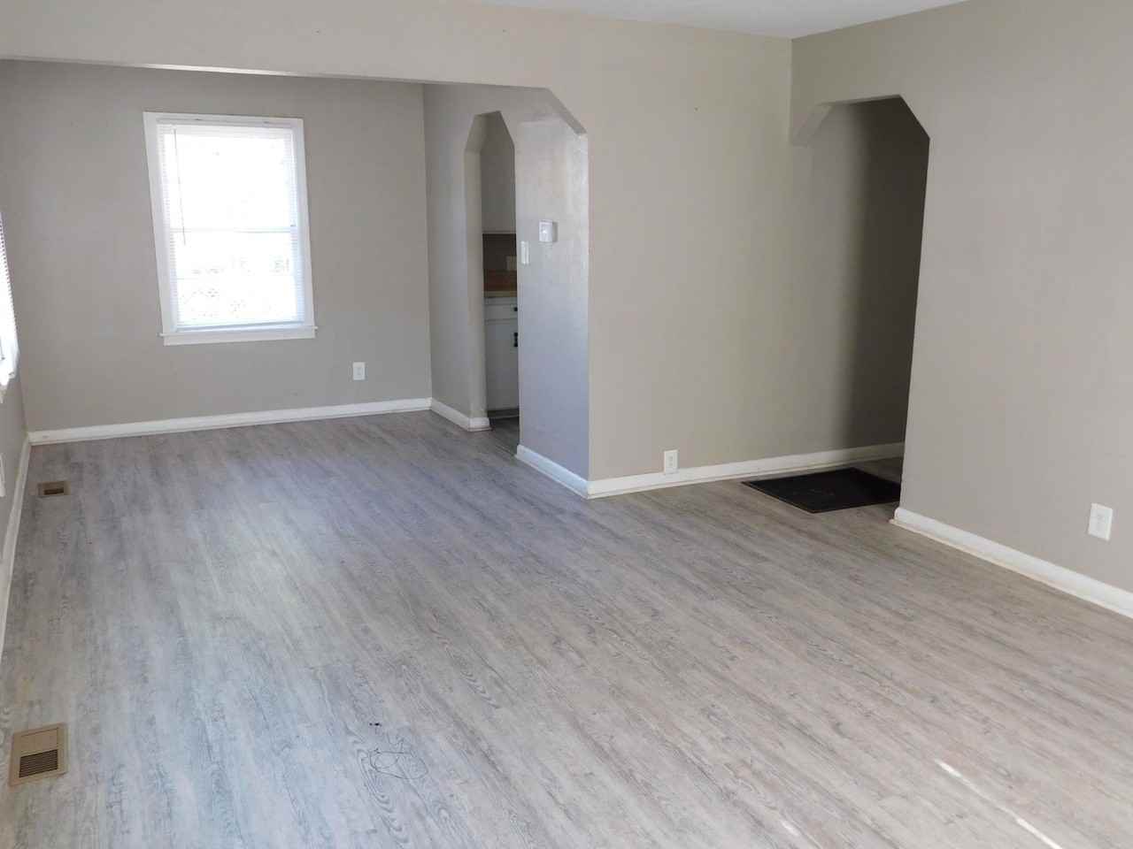1010 S Ellis St - Photo 2 of 9