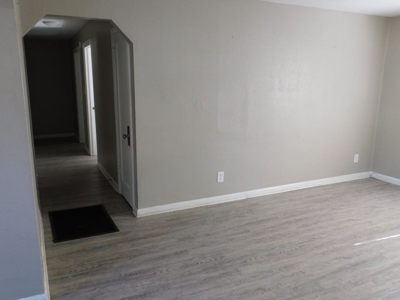 1010 S Ellis St - Photo 3 of 9