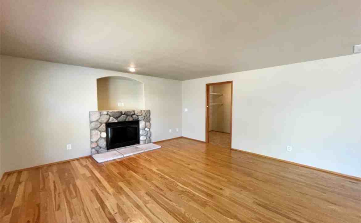 2220 Blaine Ave Ne - Photo 2 of 9