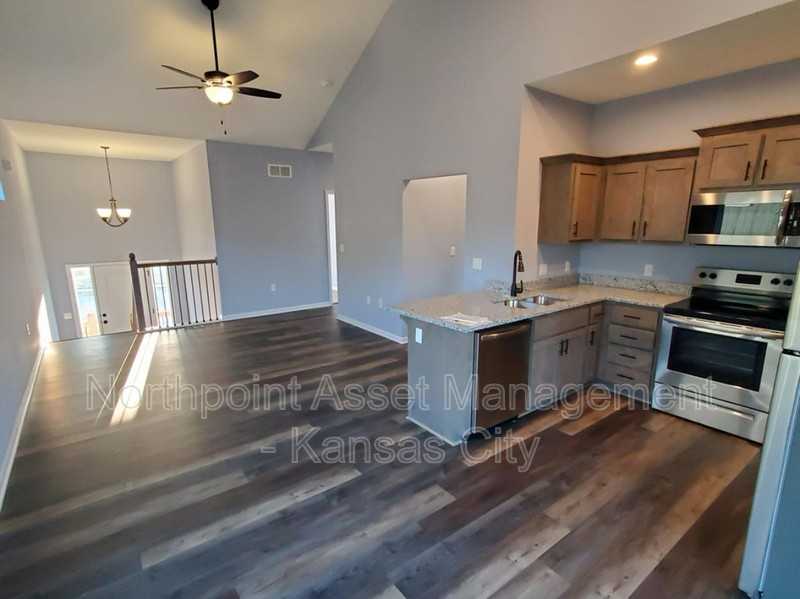 112 S Mcgee St - Photo 2 of 17