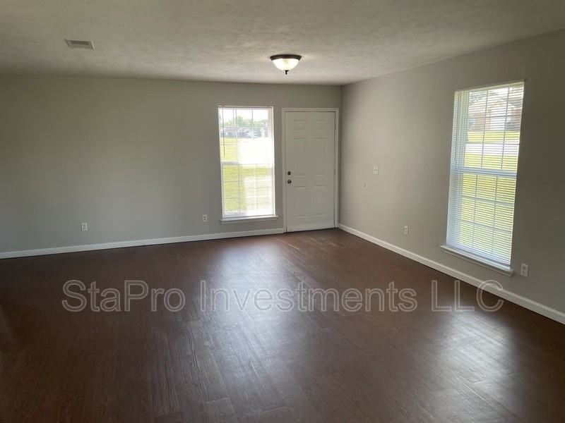 350 Christine St - Photo 2 of 11