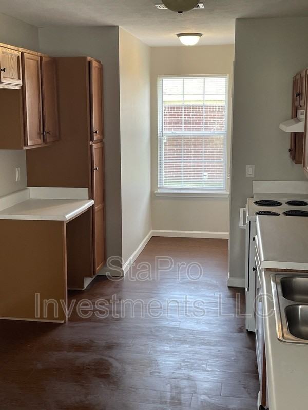 350 Christine St - Photo 4 of 11