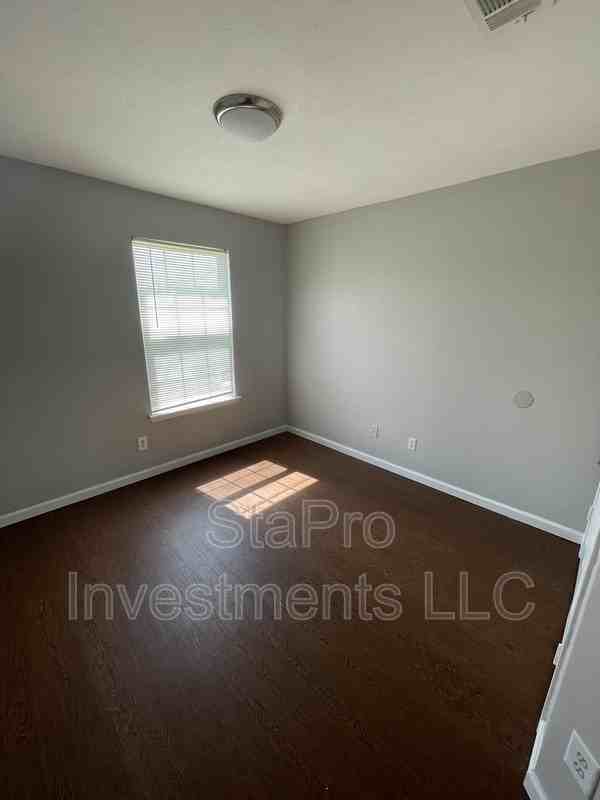 350 Christine St - Photo 7 of 11