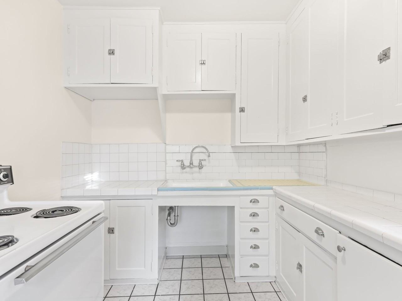 Presidential Court Apartments - Photo 3 of 21