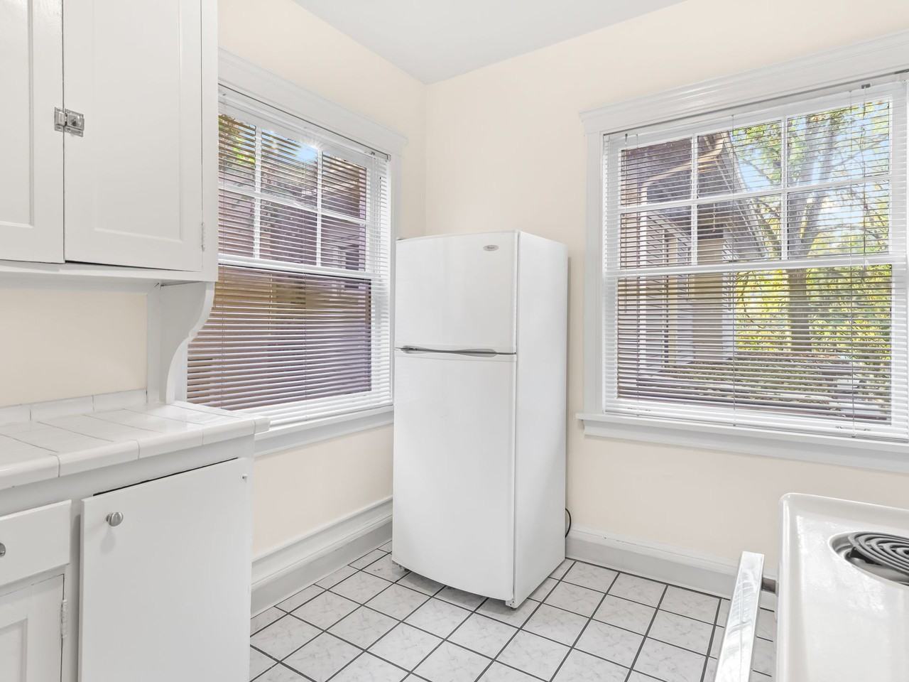 Presidential Court Apartments - Photo 4 of 21