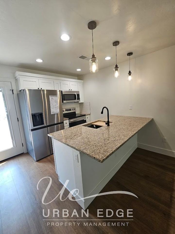 380 Nw Bradford Ave - Photo 2 of 24