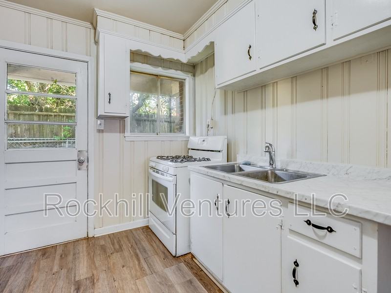 6 Ronnie Ave #C - Photo 3 of 16