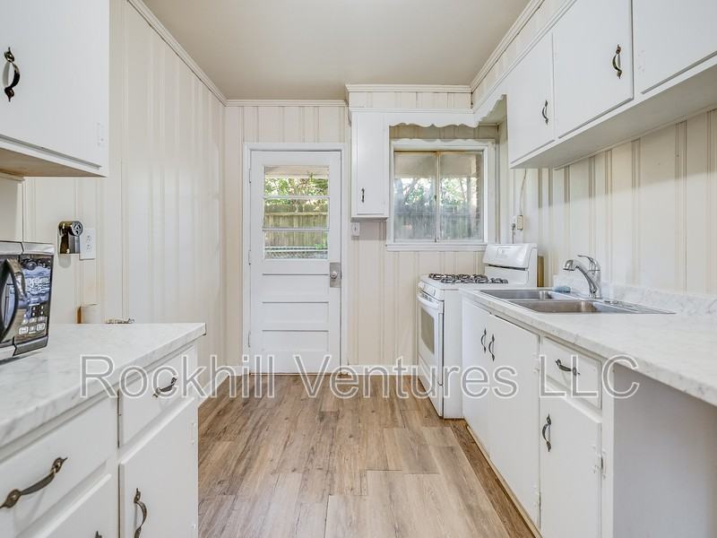 6 Ronnie Ave #C - Photo 4 of 16