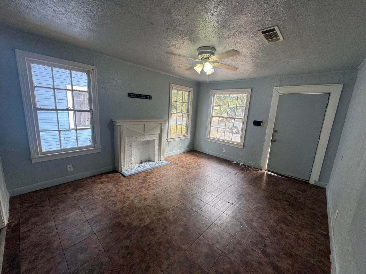 6114 Southern Ave - Photo 3 of 11