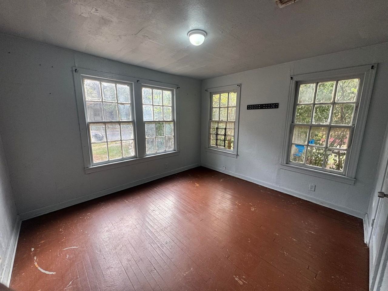 6114 Southern Ave - Photo 4 of 11