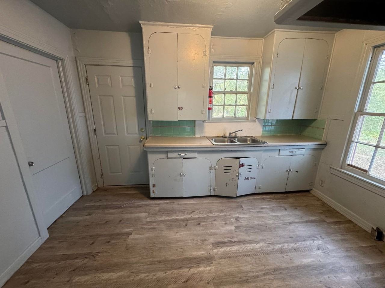 6114 Southern Ave - Photo 6 of 11