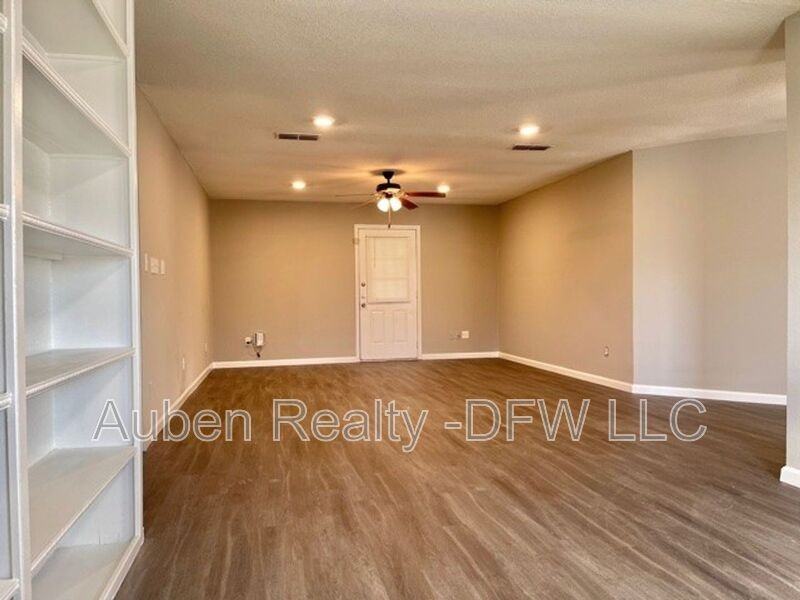 206 Honey Bee Dr - Photo 4 of 25