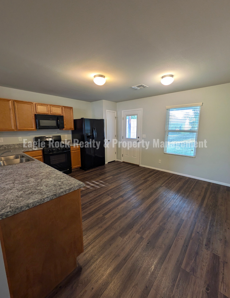 1409 S 31st St - Photo 6 of 32
