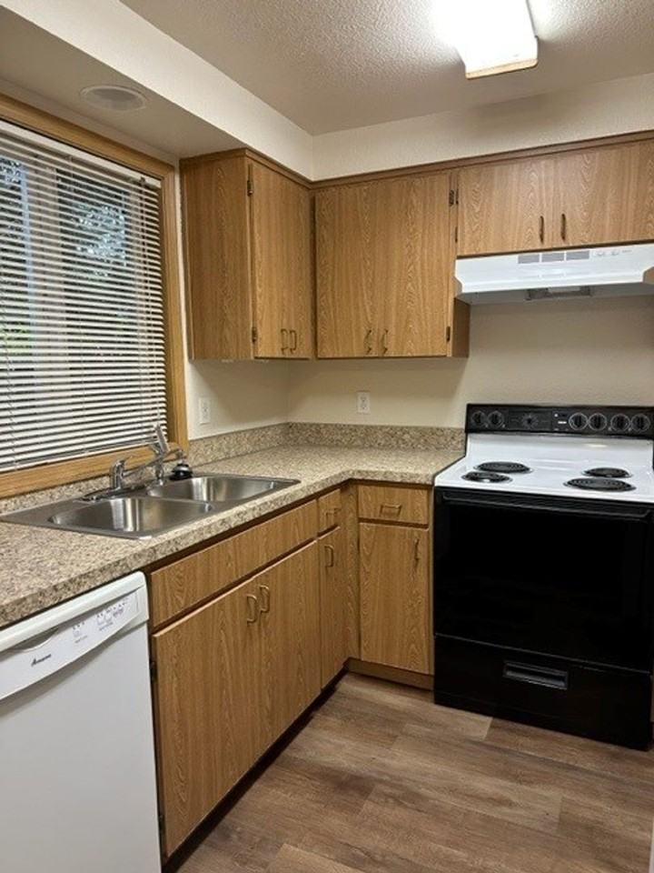 001a-Wyatt Lee - Photo 3 of 15