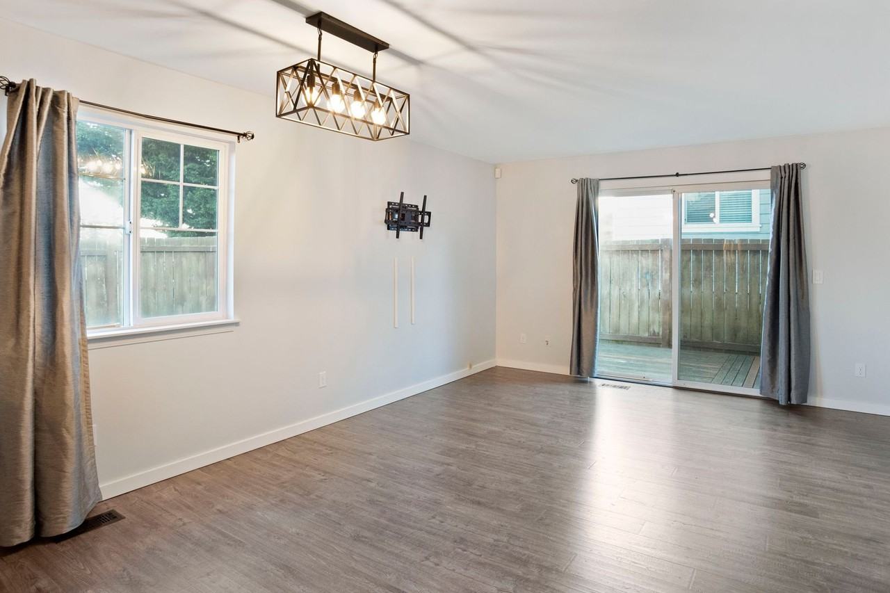 1007 Ne Cordero Pl - Photo 3 of 19